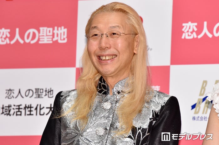 假屋崎省吾、“総額7億円”軽井沢の豪華別荘公開 敷地面積1300坪以上の広々空間・こだわり家具に驚きの声