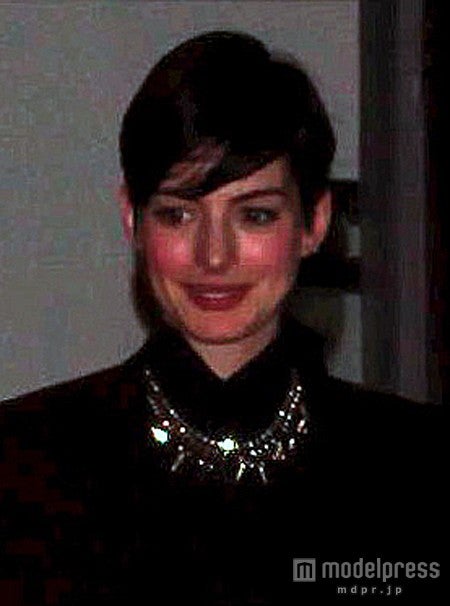 アン・ハサウェイ、弟も勘違いする妊娠太り!?