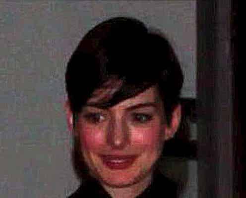 アン・ハサウェイ、弟も勘違いする妊娠太り!?