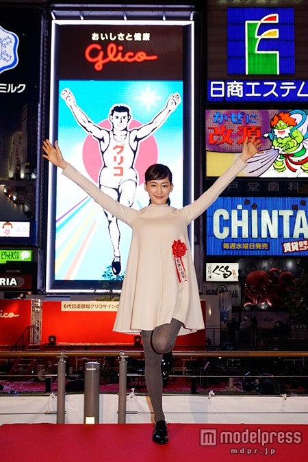 綾瀬はるか、ミニワンピで決めポーズ 大阪・道頓堀に降臨
