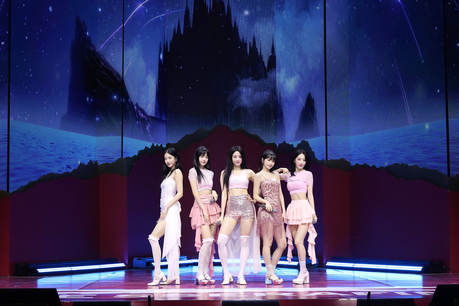 LE SSERAFIM（左から）カズハ、ウンチェ、ユンジン、チェウォン、サクラ（P）＆（C）SOURCE MUSIC