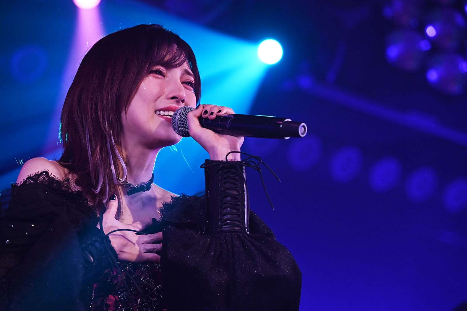 AKB48卒業の岡田奈々、最後のステージに大粒の涙 卒業生・横山結衣のサプライズも連続「元AKB48という看板を背負って素晴らしい人間になれたら」＜セットリスト＞