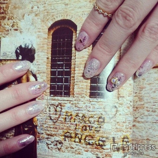 トレンドのミラーホイルネイル