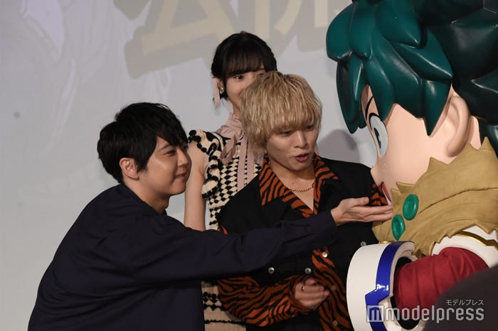 緑谷出久のあごをふよふよする梶裕貴、岡本信彦(C)モデルプレス