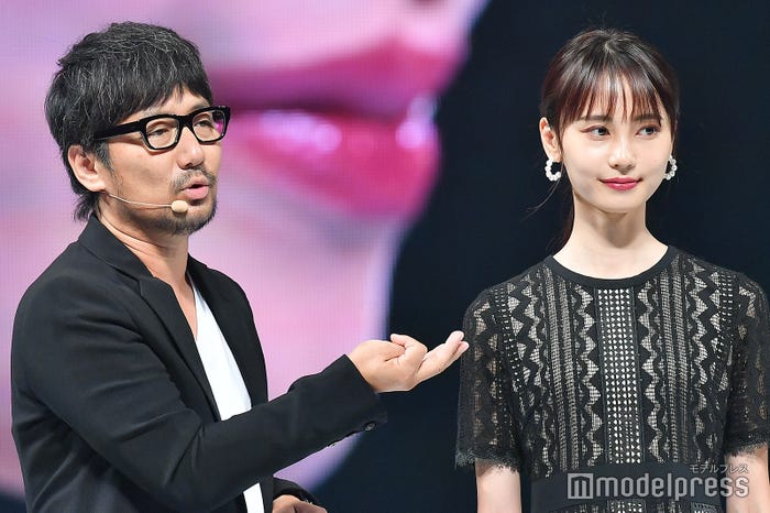 河北裕介、メイクを紹介(C)モデルプレス