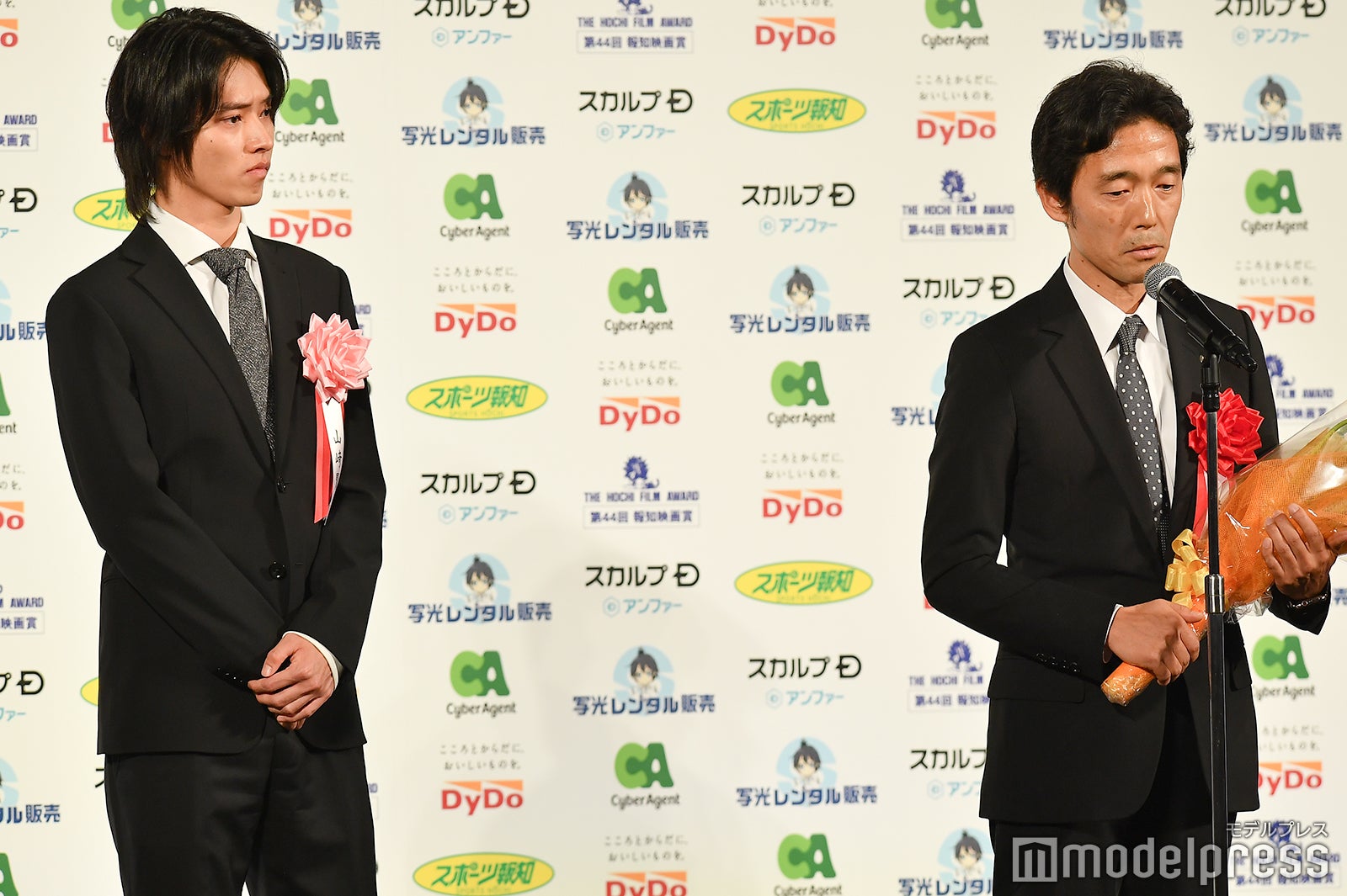 山崎賢人、佐藤信介監督 （C）モデルプレス