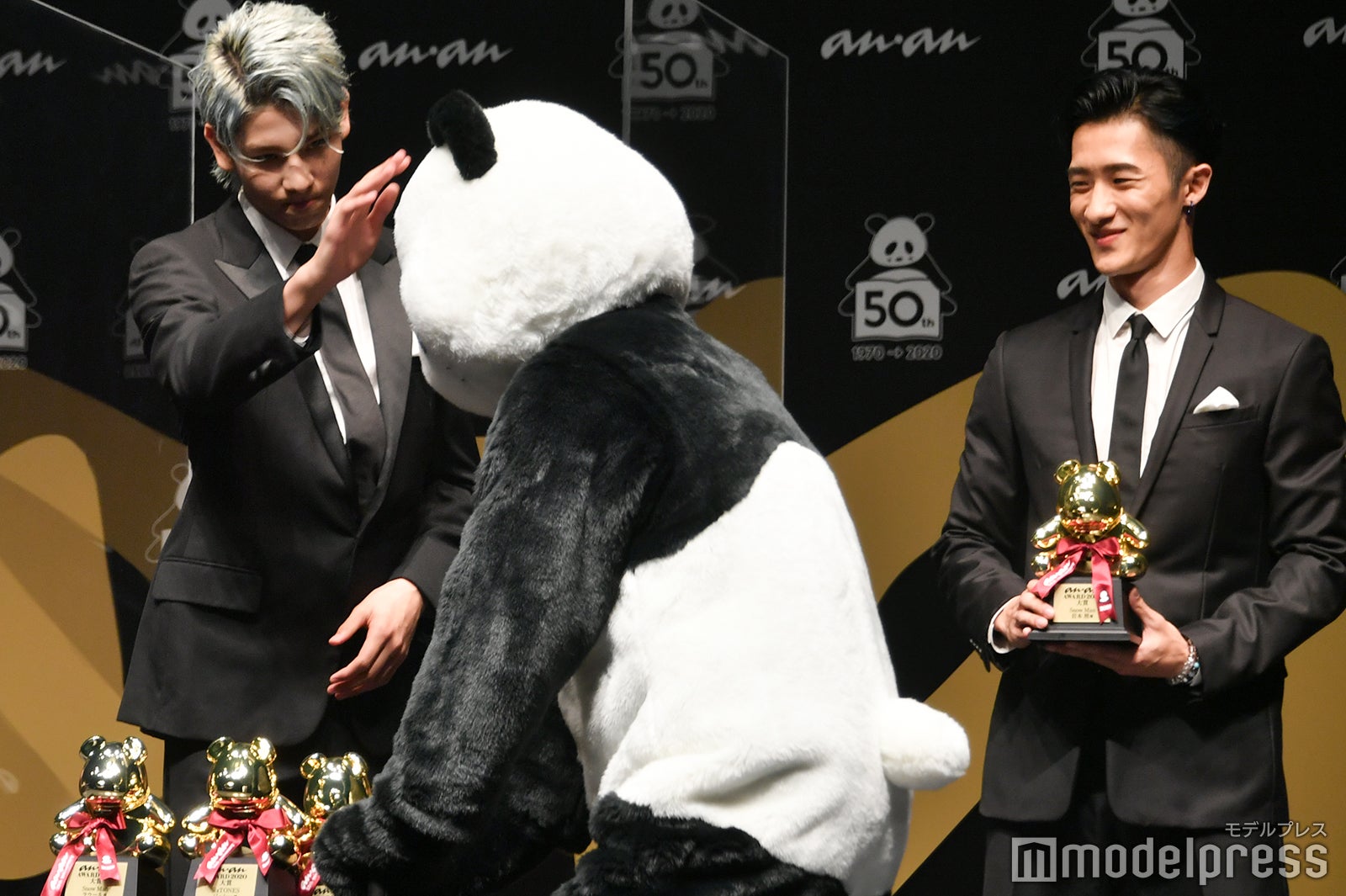 Snow Man岩本照＆ラウール、快進撃支えたファンに感謝「これからもたくさんの“初”を取りに行きたい」＜ananAWARD 2020＞