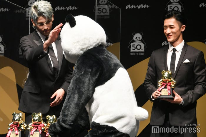 トロフィーを持ってきたパンダに頭を撫でるラウール、それを見て笑顔になる岩本照 (C)モデルプレス