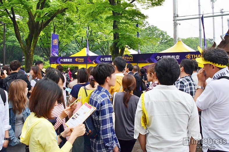 行列ので出来る「タイ国際航空（TG）」の出展ブース
