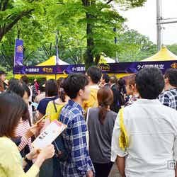 行列ので出来る「タイ国際航空(TG)」の出展ブース