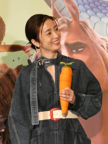 どんだけ可愛いっ！上戸彩 デニムワンピで登壇、会場魅了 ボタンもポケットも凝ったデザインが激カワ