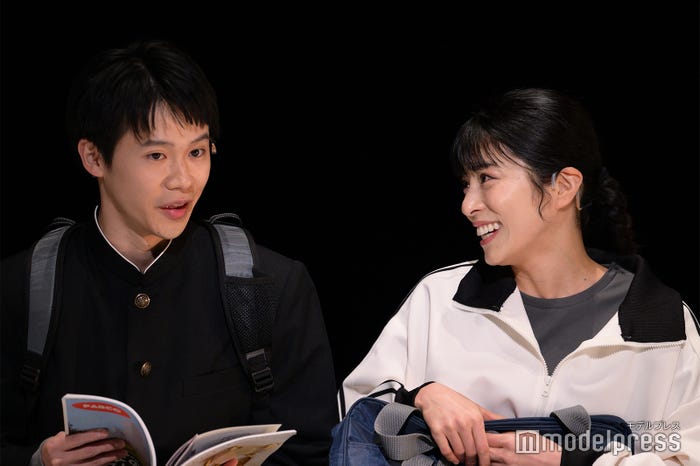 (右)さとうほなみ(C)モデルプレス