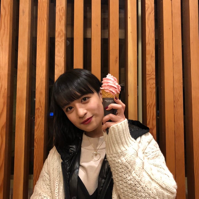 地元、鹿児島の阿久根駅での1枚。私の大好きなアイスとイチゴが入った あまおういちごと/山出愛子 (提供写真)