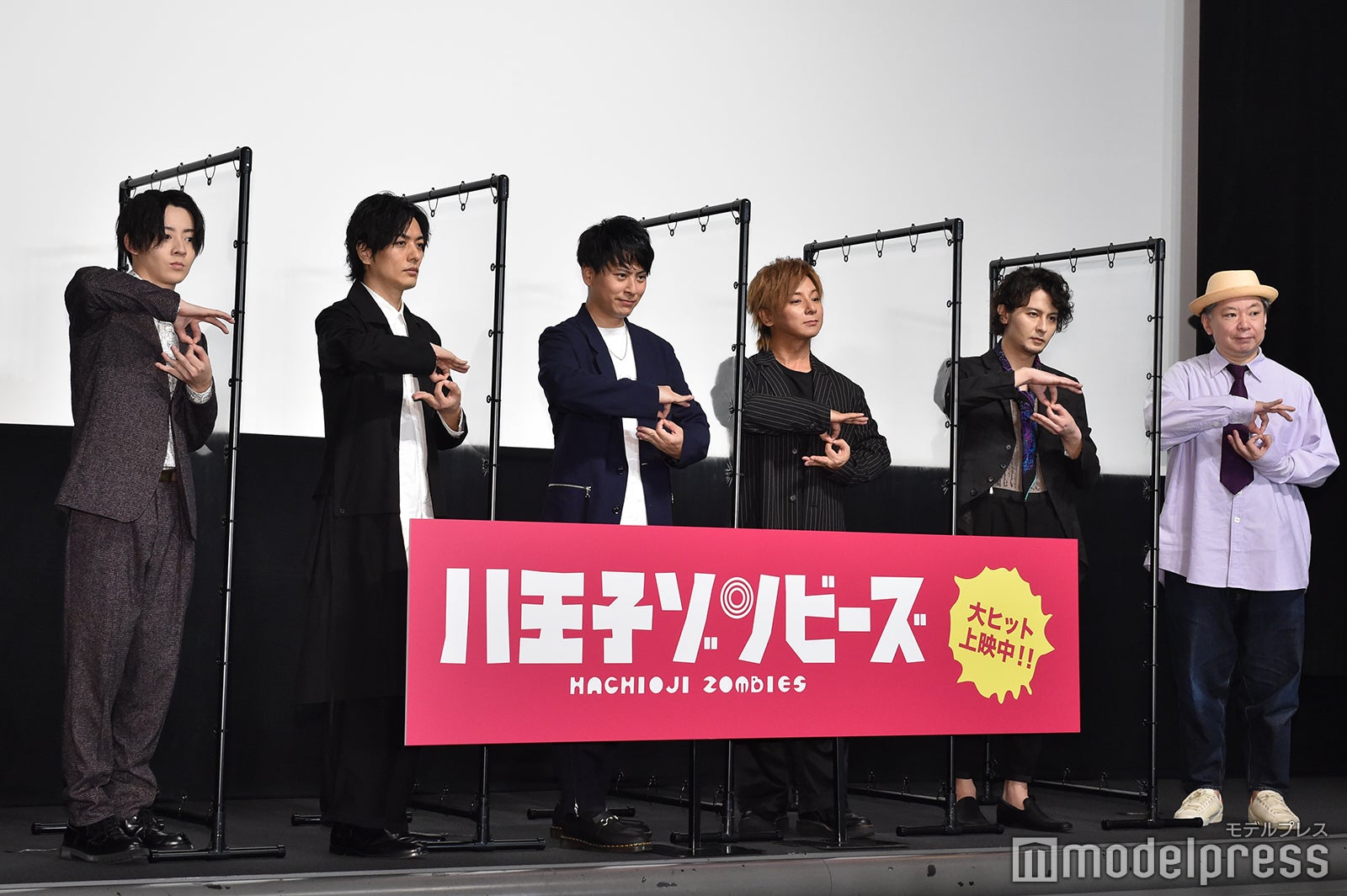 （左から）牧島輝、久保田悠来、山下健二郎、松岡充、藤田玲、鈴木おさむ監督（C）モデルプレス