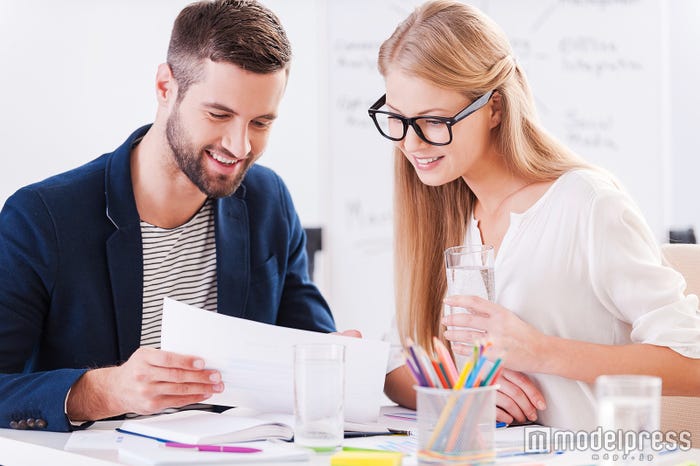 会っている時間が多いので恋に落ちても仕方ない?(photo by gstockstudio/Fotolia)