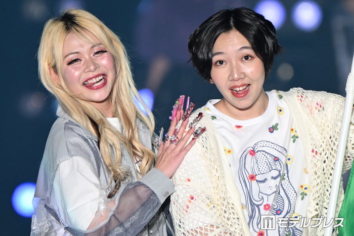 エルフはる＆荒川、フォーエイト48引き連れランウェイ ド派手“ギャルネイル”にも注目【関西コレクション 2024 S／S】