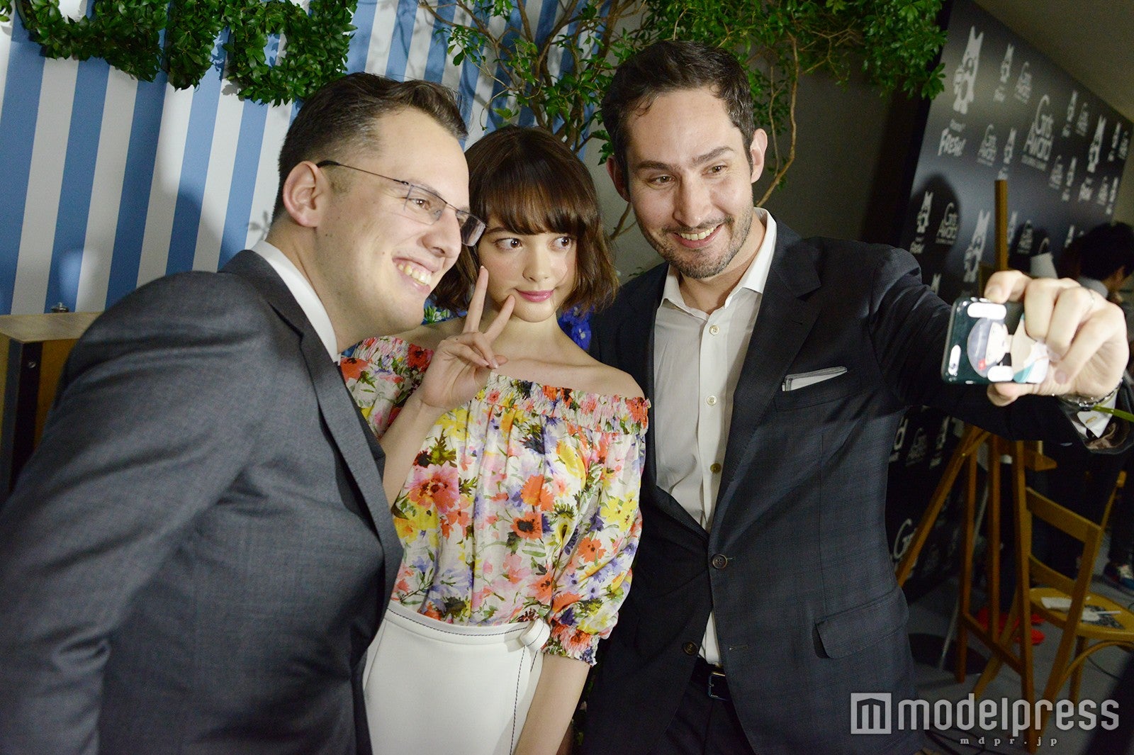 玉城ティナとセルフィー！（C）モデルプレス