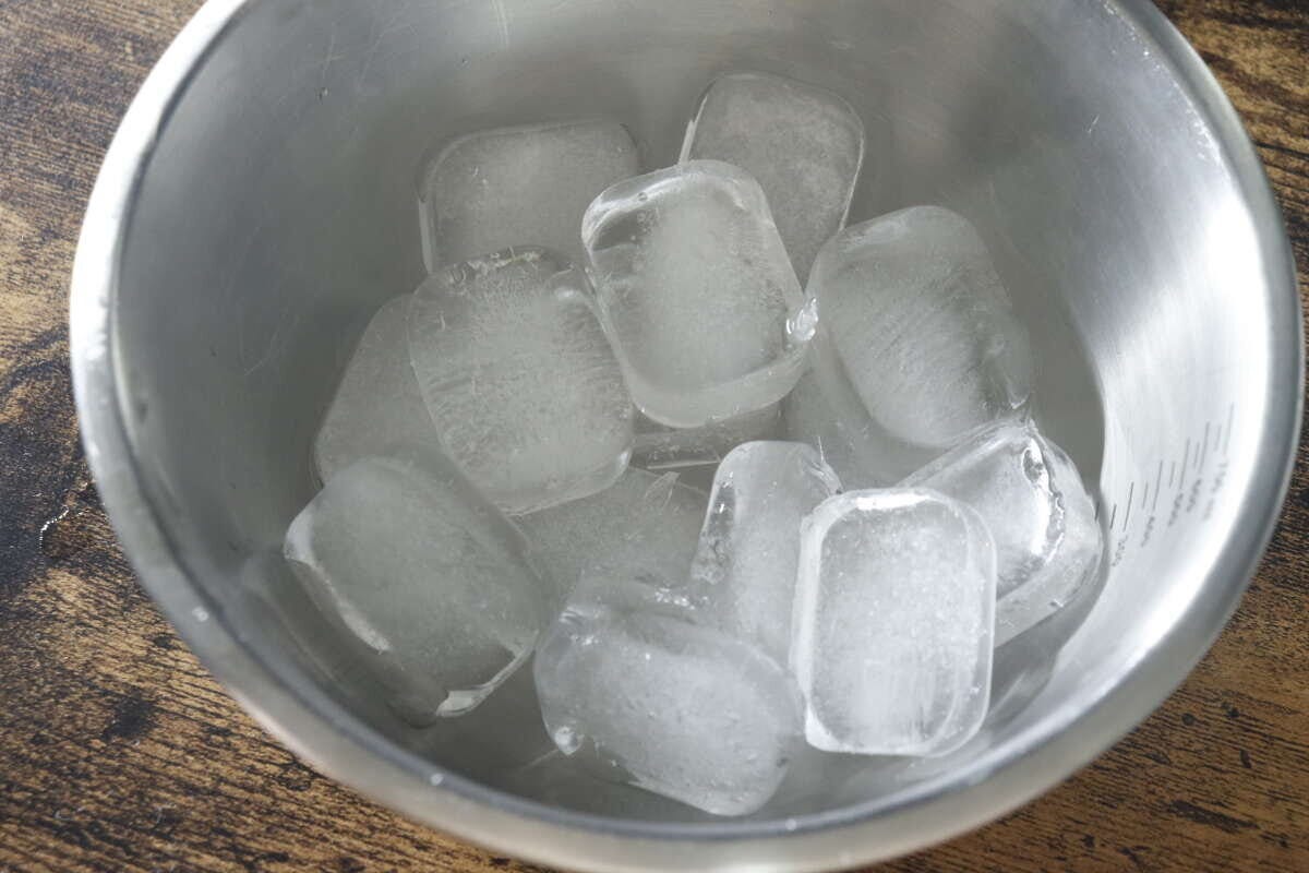 取り出した氷がステンレス製のボウルにたくさん入っている俯瞰写真 取り出した氷がステンレス製のボウルにたくさん入っている俯瞰写真