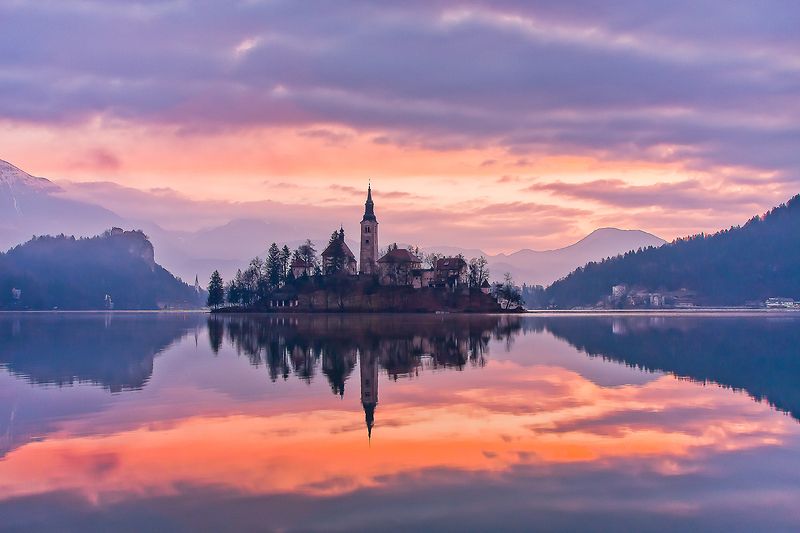 スロベニアの絶景“アルプスの瞳”って？湖に浮かぶ教会で願いを叶えよう／画像提供：スロヴェニア観光局