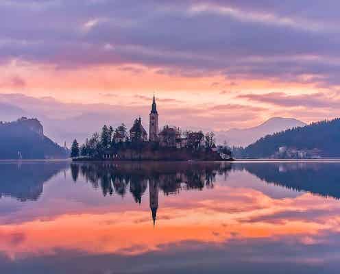 スロベニアの絶景“アルプスの瞳”って?湖に浮かぶ教会で願いを叶えよう