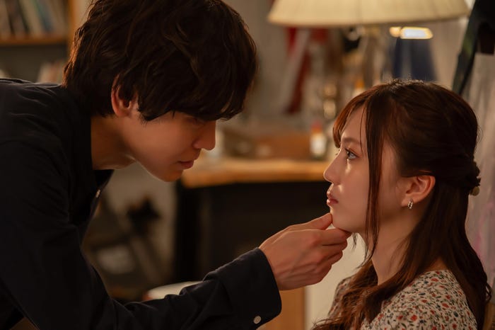 猪塚健太、三原羽衣「犬と屑」第7話より(C)朝賀庵/講談社/「犬と屑」製作委員会・MBS