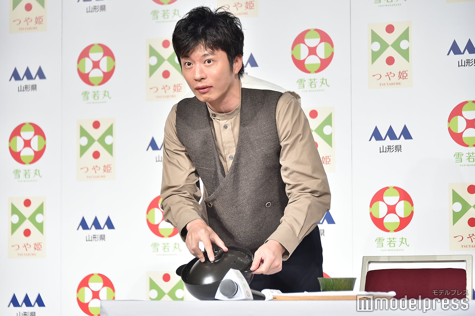 土鍋の中を記者に見せる田中圭（C）モデルプレス