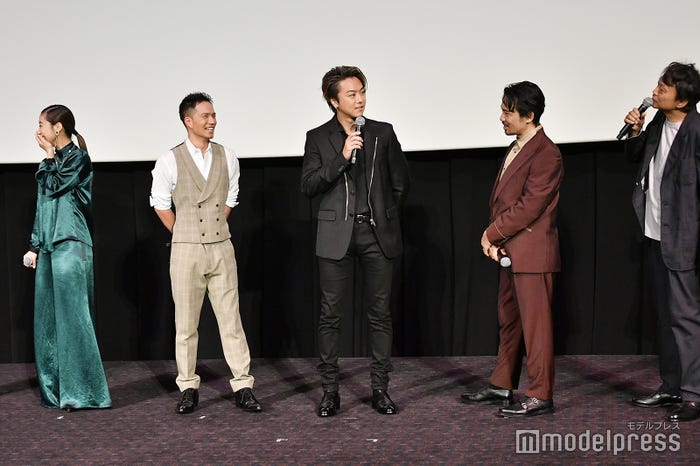 男性陣のトークに思わず笑ってしまう坂東希 (C)モデルプレス
