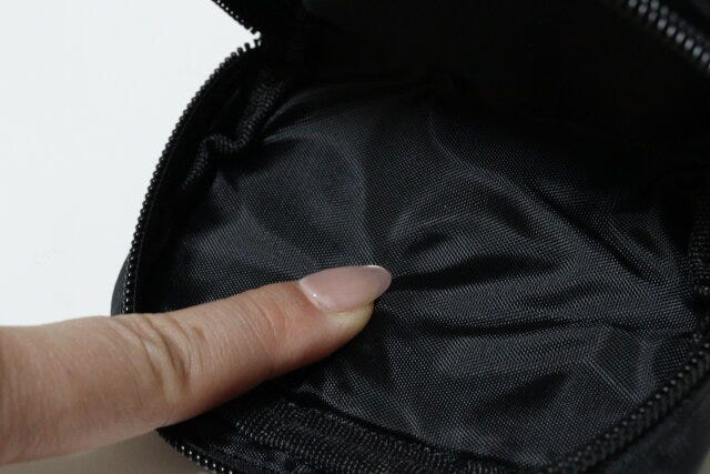 ダイソー 小物入れポーチ ダイソーの小物入れポーチは硬めのクッションが入っている