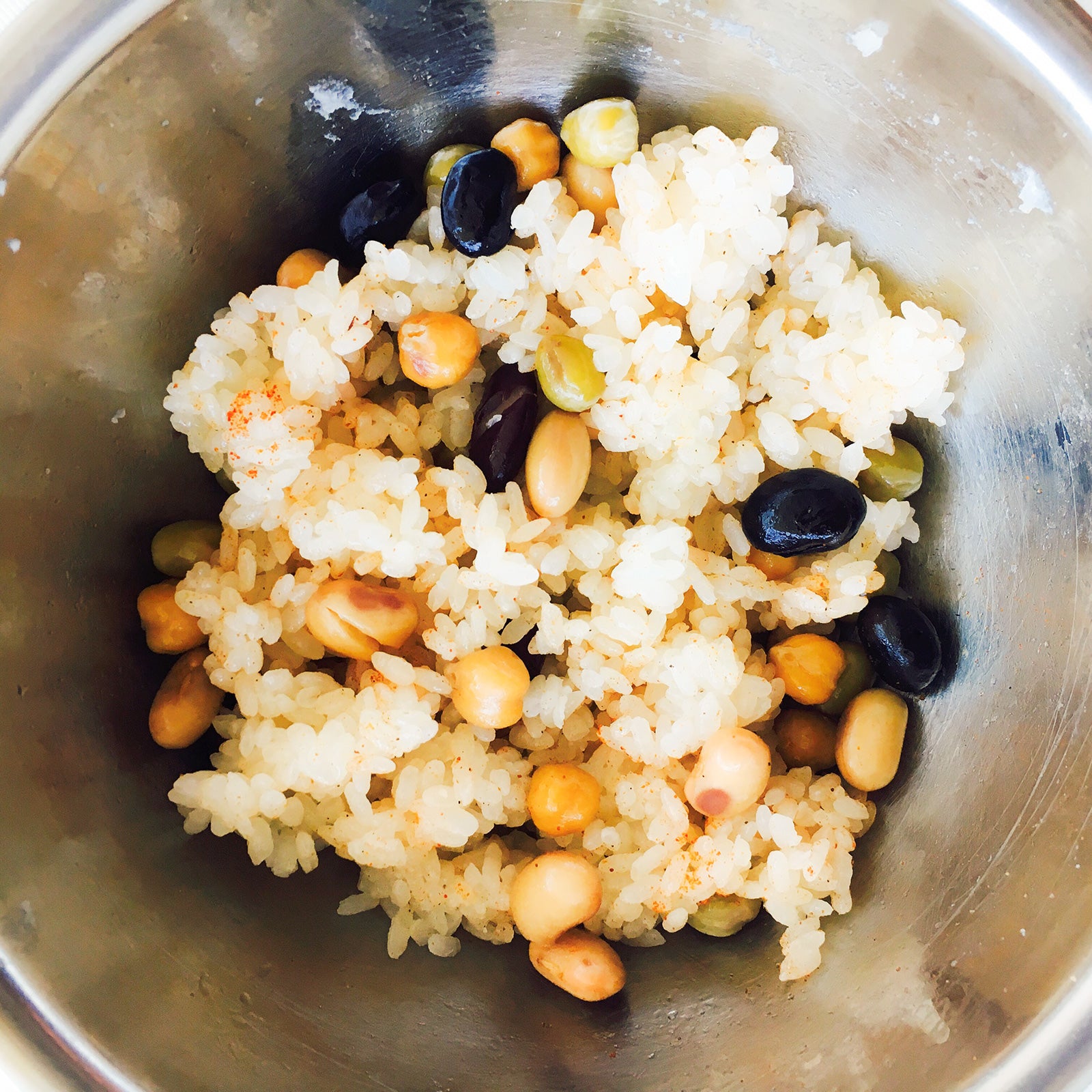 手順2：ボウルにご飯とミックスビーンズを入れ調味料を加え混ぜる／画像提供：柏原歩