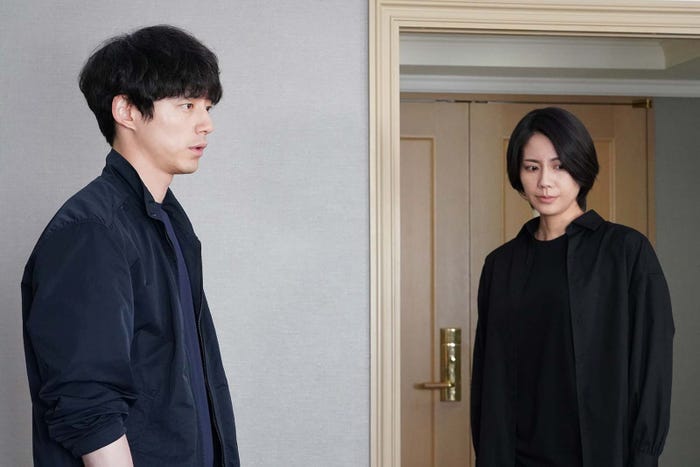 坂口健太郎、松下奈緒「CODE―願いの代償―」第8話より(C)読売テレビ・日本テレビ