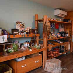 1階・松浦と近隣都市のゆかりのアイテムをセレクトした物販エリア(C)モデルプレス