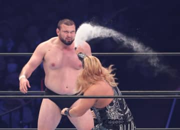 ウルフアロン 衝撃デビュー戦の決定的瞬間「覚悟が見えた」謎の粉で顔面真っ白→悶絶から逆転勝利 反則技ものともせずファン熱狂