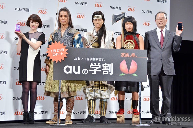 (左から)平井理央アナウンサー、桐谷健太、松田翔太、濱田岳、KDDI株式会社・田中孝司代表取締役社長