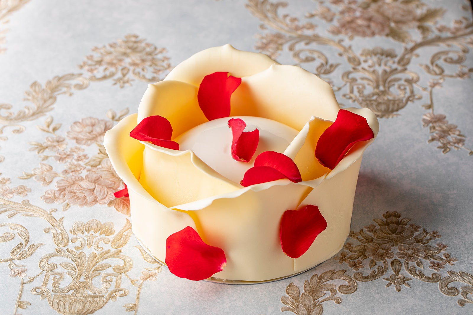 ライブステーションで仕上げるローズスイーツ／画像提供：ヒルトン東京