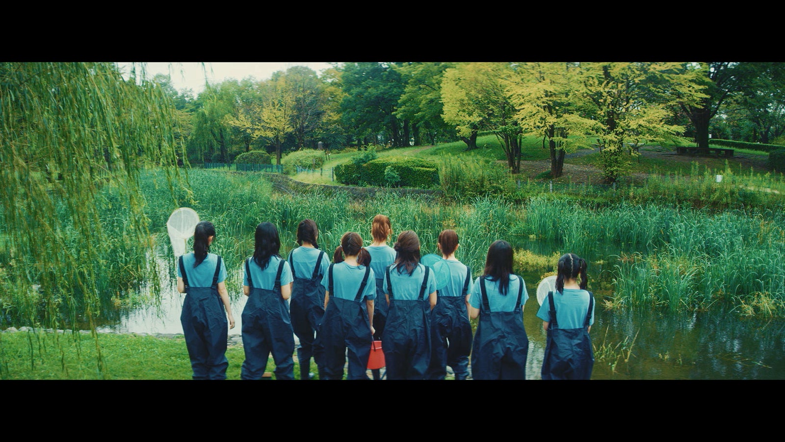 AKB48 池の水選抜「池の水を抜きたい」MVより（C）AKS／キングレコード