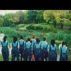 AKB48 池の水選抜「池の水を抜きたい」MVより（C）AKS／キングレコード
