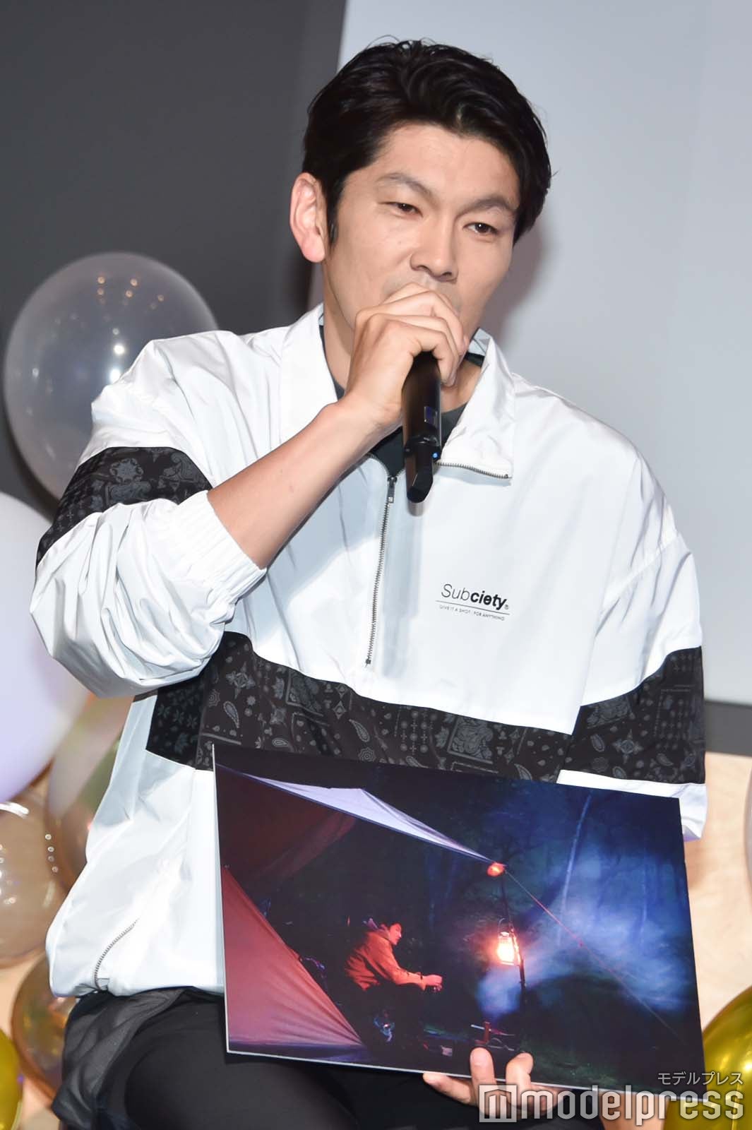 キャンプで癒されるという丸山智己（C）モデルプレス