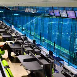 レースの攻防をゆったり観戦できる、快適性にこだわった有料マリンシート(C)モデルプレス