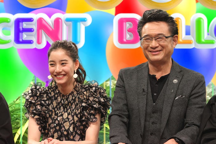 (左から)新木優子、船越英一郎(C)フジテレビ