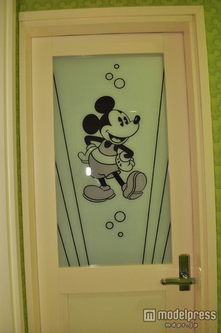 ミッキーマウスルームの洗面所ドア