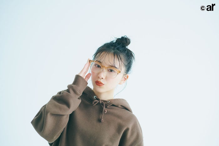 櫻坂46森田ひかる レアなごつめメガネ姿が可愛い ラフファッションで Ar 連載登場 モデルプレス