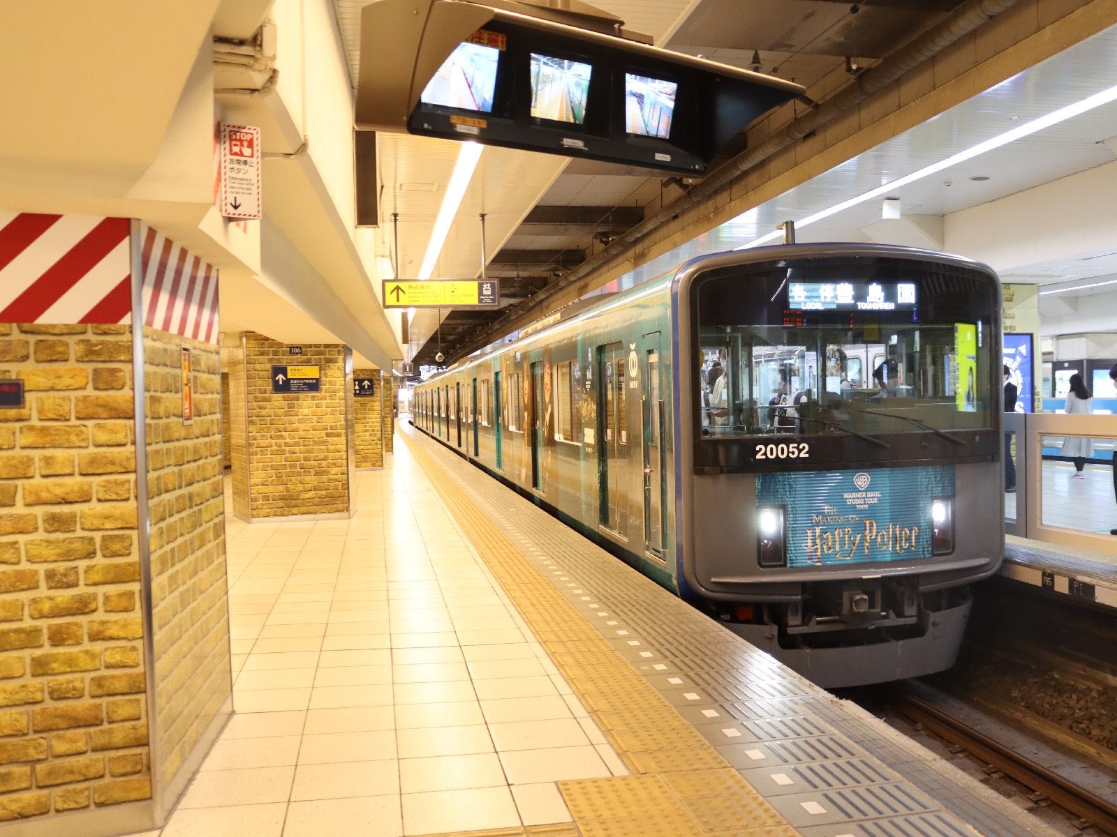 ロンドン・キングスクロス駅を彷彿(ほうふつ)とさせる池袋駅1番線ホーム