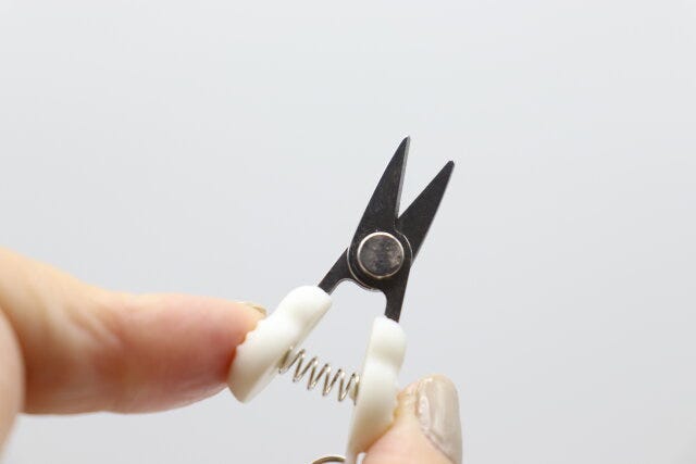 キャンドゥ　ストラップ付超ミニハサミ　サイズ感