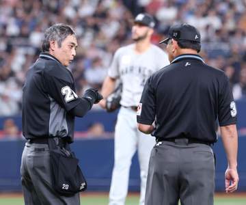 審判団が集まり試合が約3分間中断も説明なし 場内ざわつく 解説者「これだけ試合が止まって説明がなかったらお客さんブーイングですよね」 投手のセットポジションを注意か