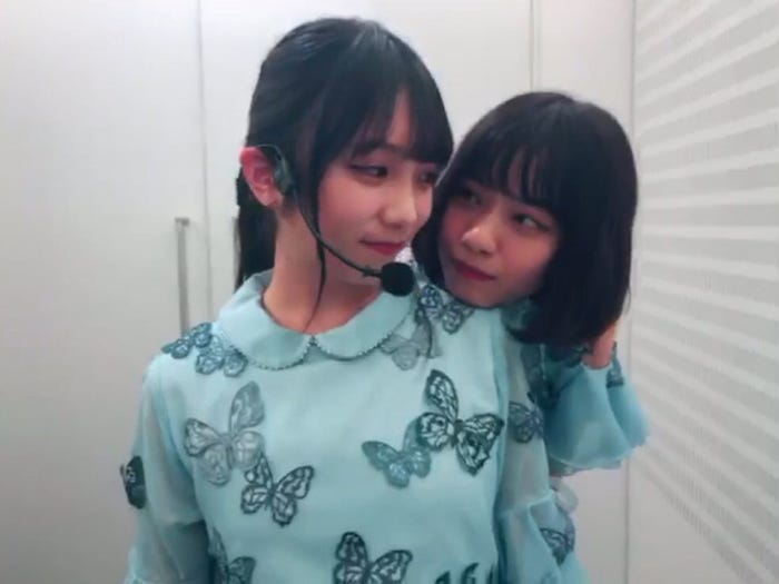 西野七瀬、与田祐希に“あごのせ”(提供写真)