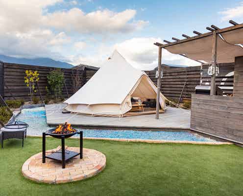 山梨に独立型グランピング「The Villa Glamping」焚火スペース&バスタブ付の広々空間