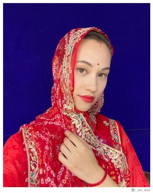 水原希子、美貌際立つサリー姿に「似合いすぎ」「素敵」の声