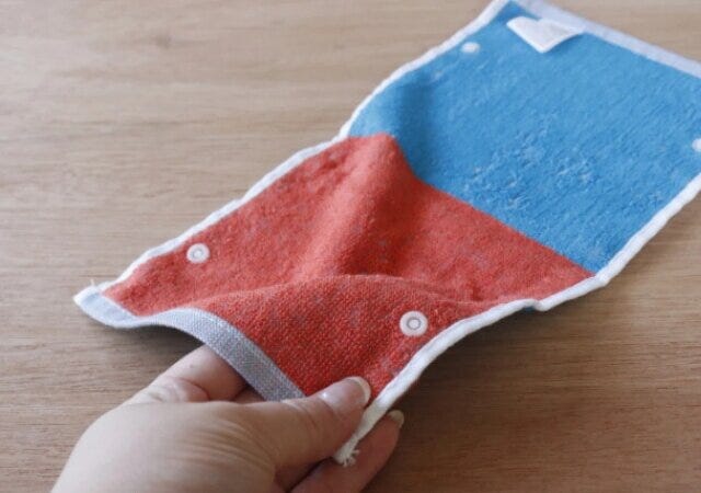 ダイソーのカブセルハンカチ(ブルー・オレンジ)1 ダイソーのカブセルハンカチ(ブルー・オレンジ)1