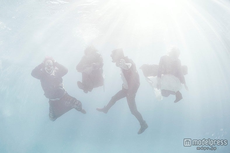 SEKAI NO OWARI、水中に浮かぶ新ビジュアル解禁 - モデルプレス
