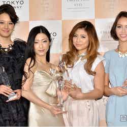 第1回「アイ・オブ・ザ・イヤー」を受賞した（左から）浦浜アリサ、壇蜜、今井華、滝沢カレン